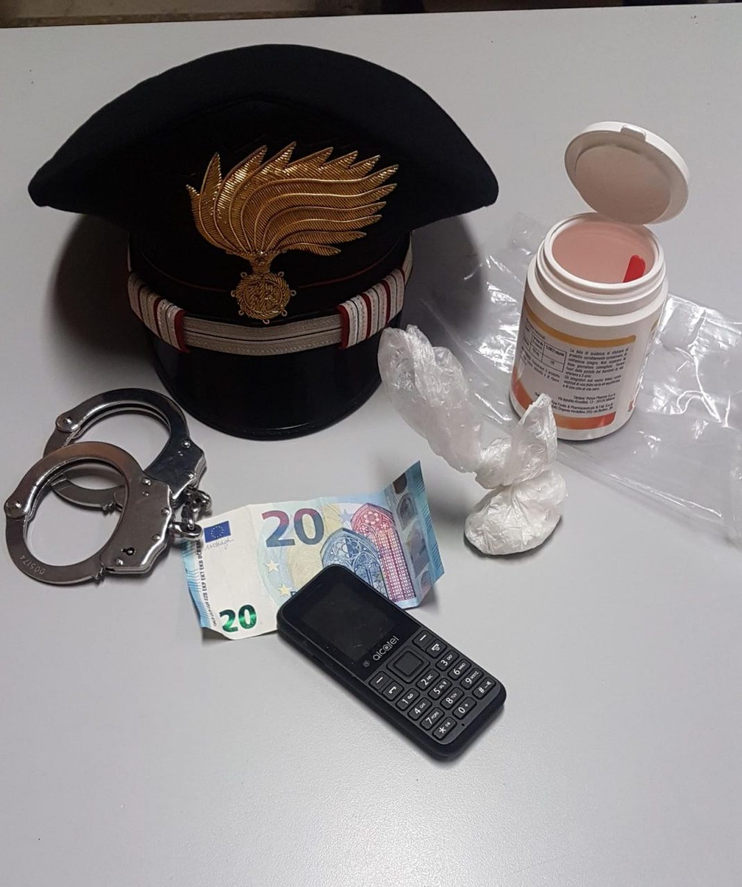 Evade dai domiciliari con la droga in tasca: arrestato dai carabinieri