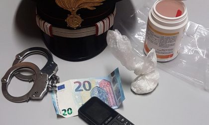 Evade dai domiciliari con la droga in tasca: arrestato dai carabinieri
