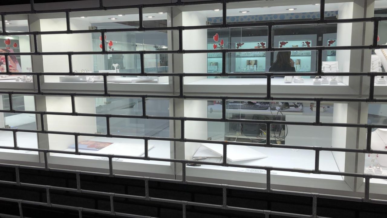 Commando armato assalta la gioielleria del centro commerciale di Corte Franca