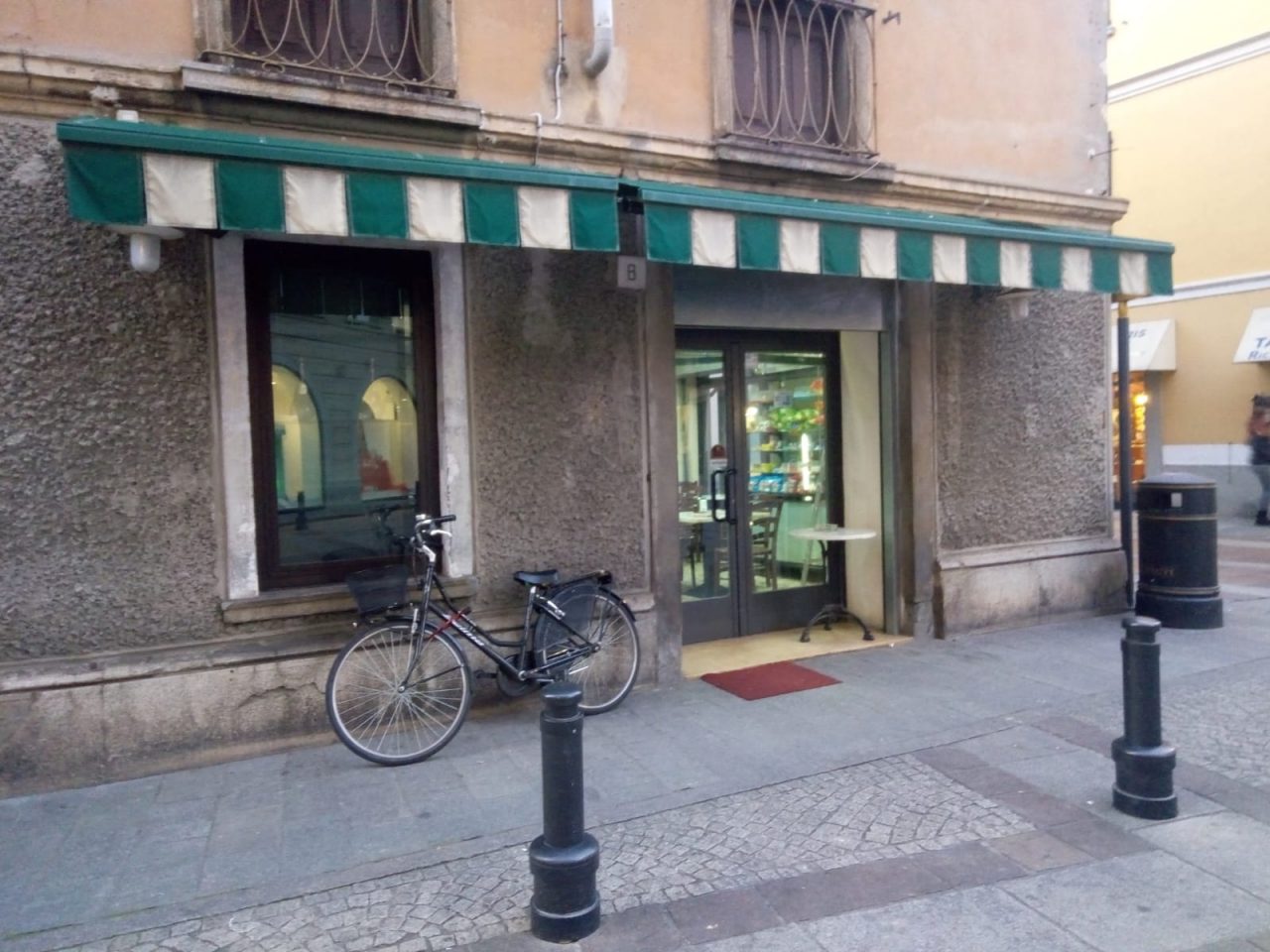 Tentano una rapina ma vengono presi a bastonate