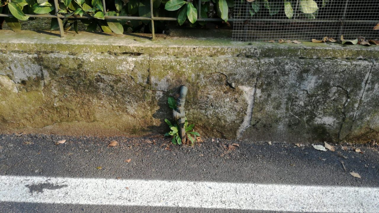 Finisce contro il tubo del gas e poi scappa