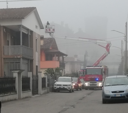In fiamme il camino di una casa a Rovato