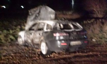 Auto in fiamme a Rovato, arriva l'ambulanza ma il conducente non c'è