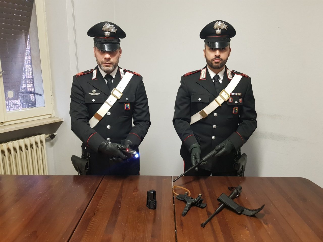 Ruba prodotti estetici, gli trovano in auto manganelli e taser