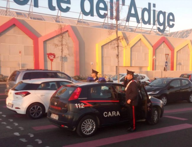 Kossovari residenti nel bresciano rubano in un supermercato e picchiano vigilanti