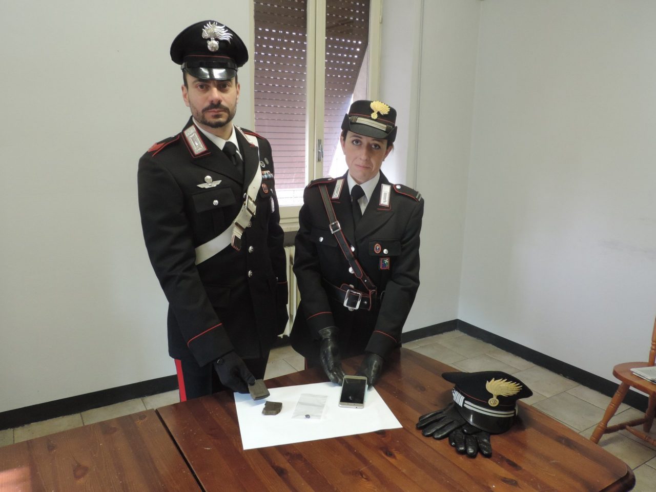 Spacciava hashish ai ragazzini, arrestato insospettabile con la droga nelle mutande