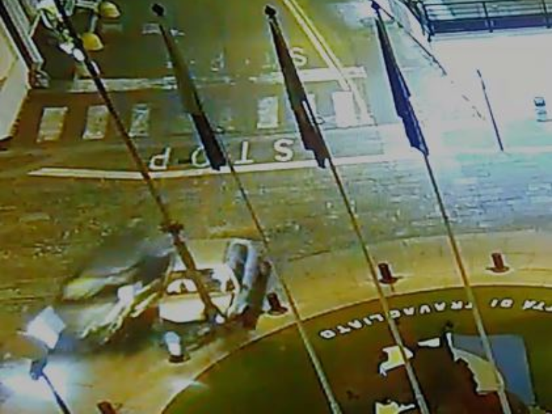 Schianto in piazza: ubriaco al volante denunciato per lesioni gravi