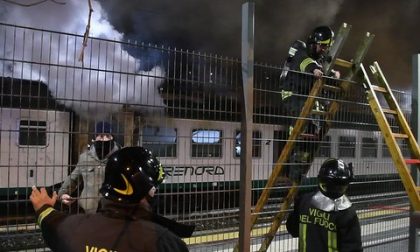 Treno in stazione a Greco-Pirelli: l’incendio è doloso VIDEO