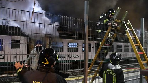 Treno in stazione a Greco-Pirelli: l’incendio è doloso VIDEO