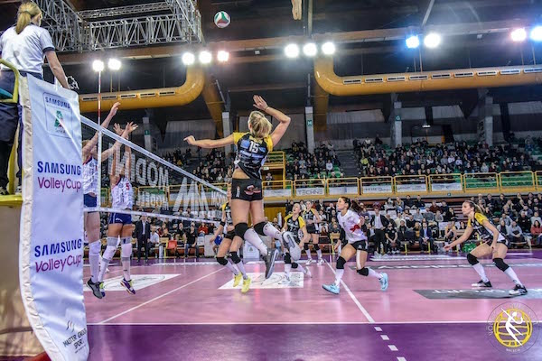 La Pomì espugna il PalaGeorge: Brescia ko 0-3