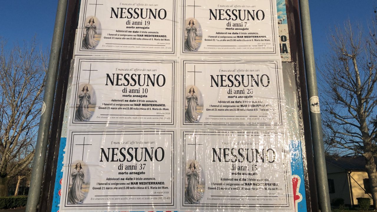 Torna la protesta shock dei necrologi pro migranti nella Bassa