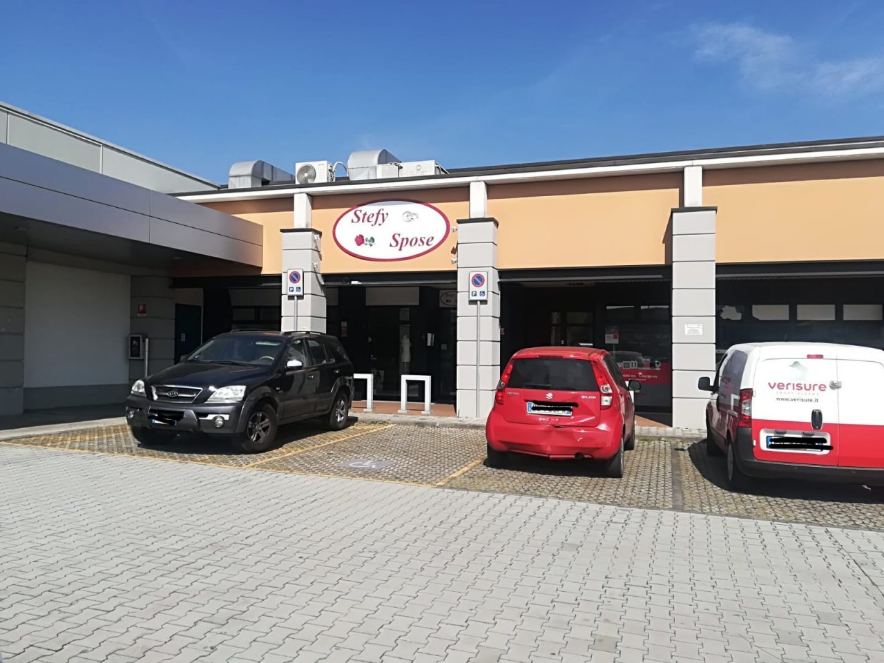 Svaligiato negozio di abiti da sposa, la rabbia della titolare in un VIDEO