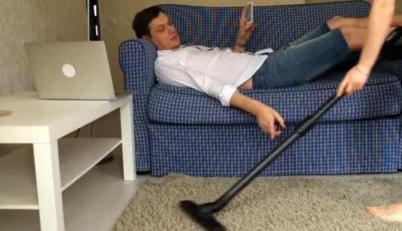 Per Google nel 2019 donna è sinonimo di colf, indignazione