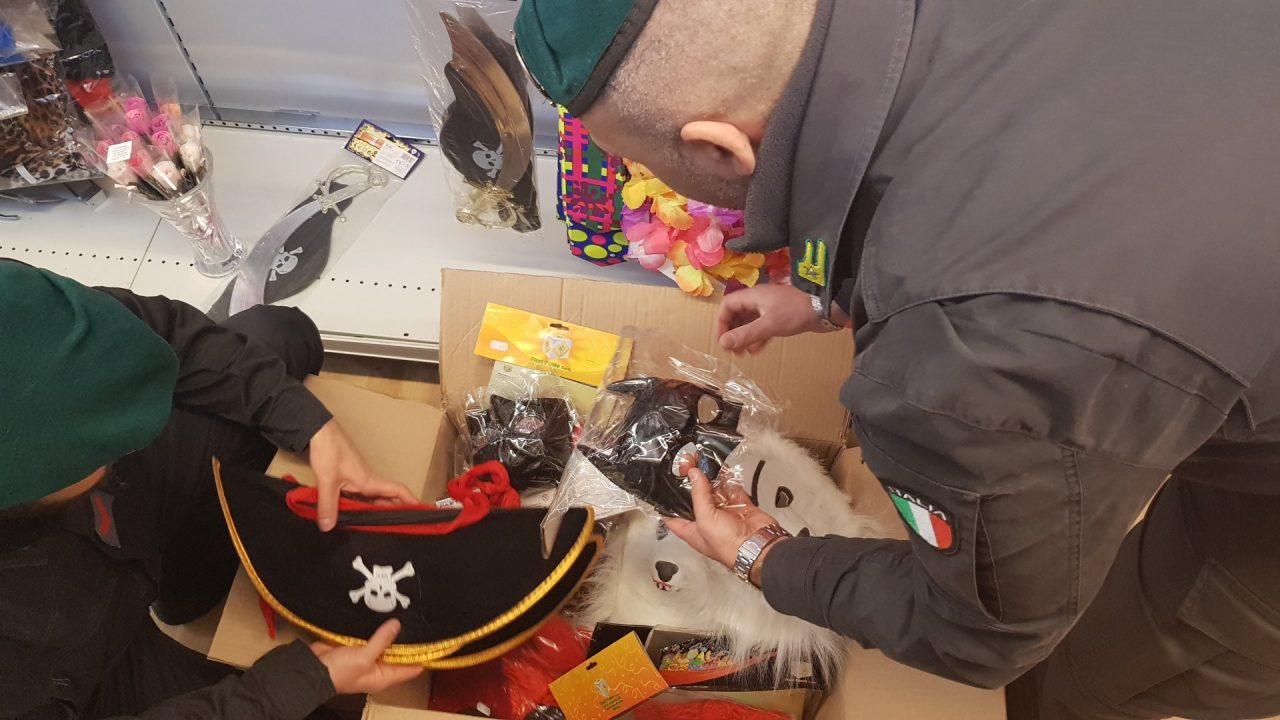 Costumi e maschere di Carnevale non a norma, maxi sequestro nel bresciano