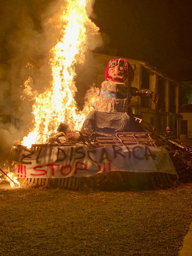 Orzinuovi brucia la vecchia combattendo la cultura dello spreco