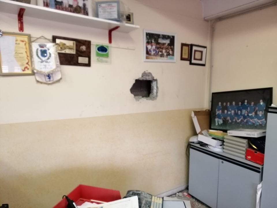 Vandalismo in città, ritrovate bruciate le attrezzature rubate a Montichiari