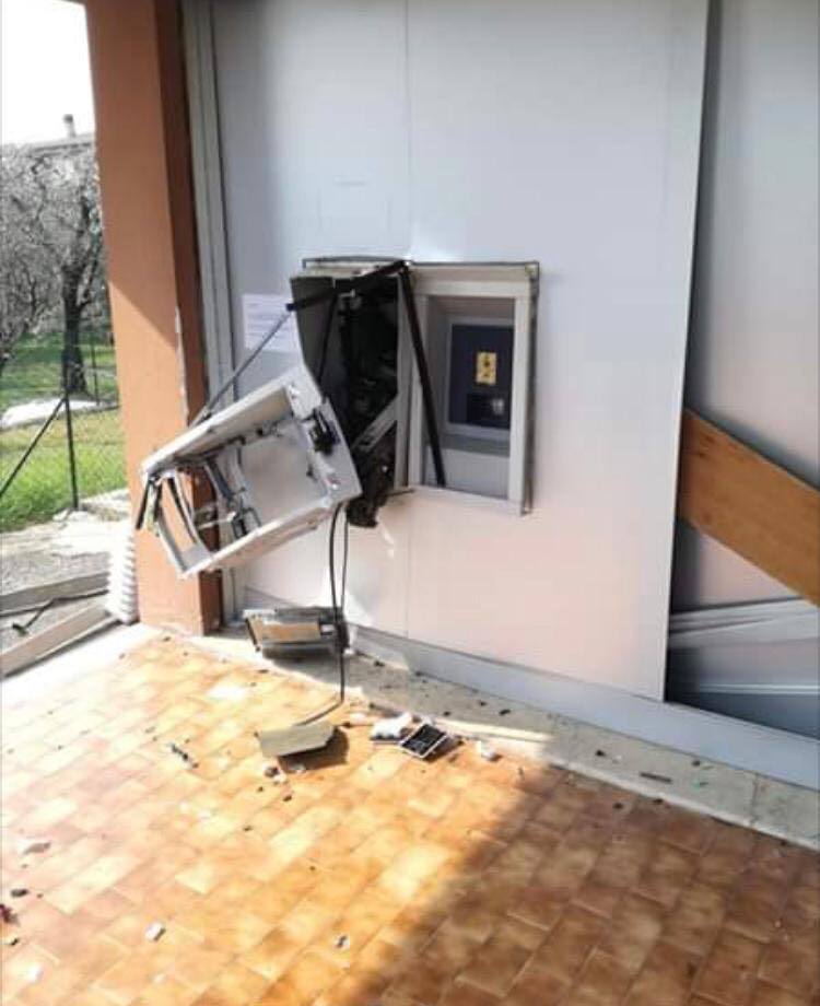Fanno esplodere il bancomat a Desenzano