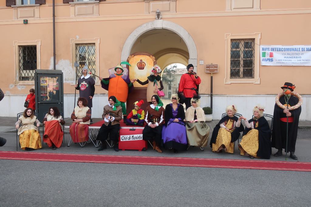 A Manerbio grande sfilata in occasione del Carnevale FOTO