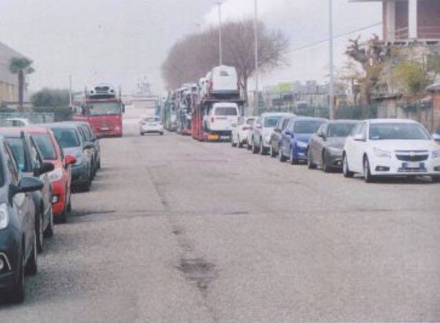 Rifiuti, feci e parcheggi selvaggi nella zona industriale a Castiglione