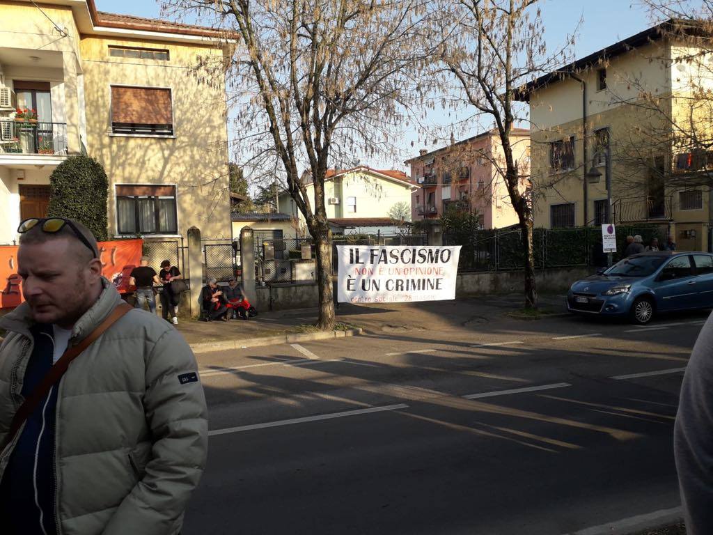 Roncadelle: appeso striscione “Il fascismo non è un’opinione, è un crimine”