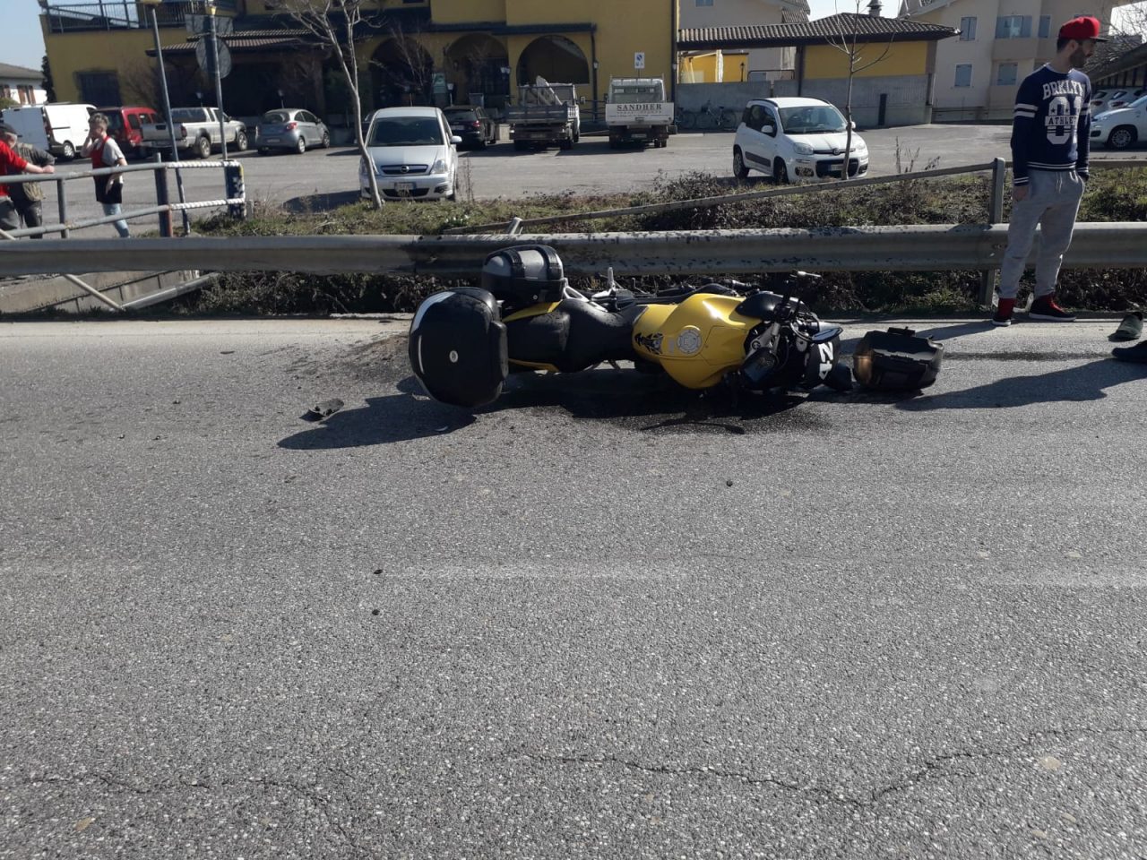 Paura a Dello per un incidente fra auto e moto