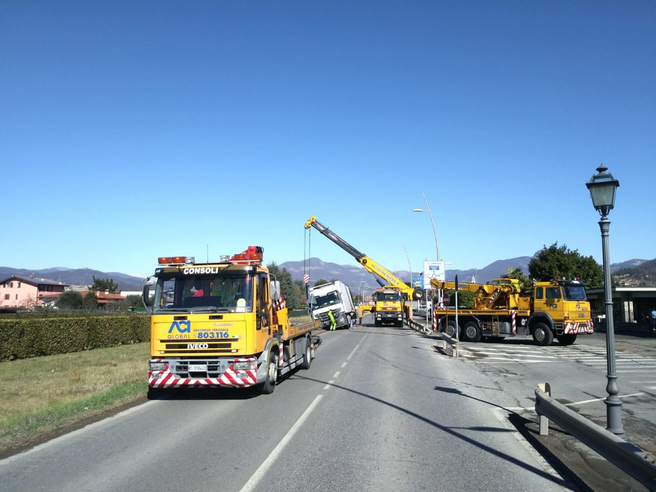 Camion fuori strada a Capriolo, traffico bloccato