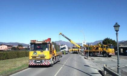 Camion fuori strada a Capriolo, traffico bloccato