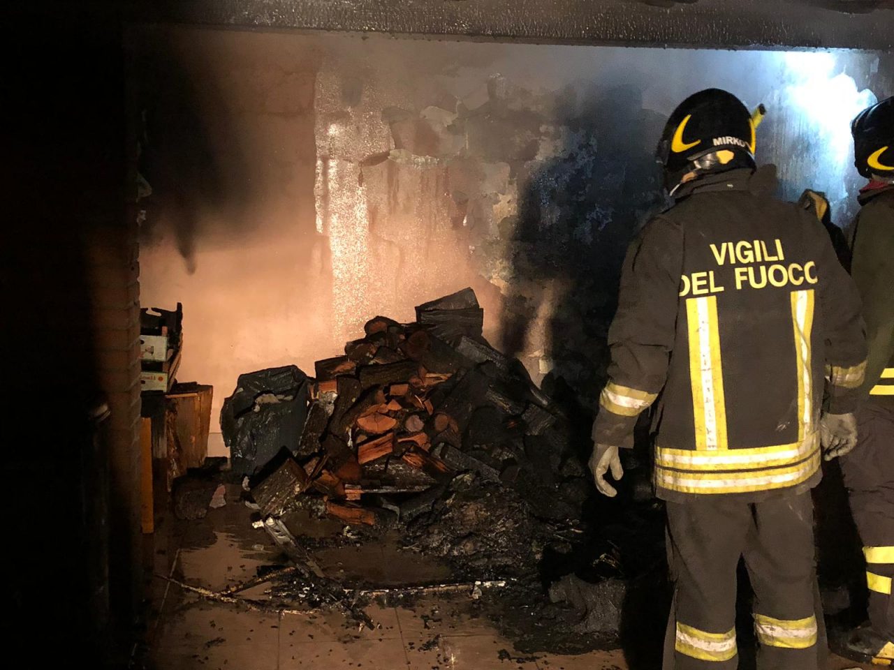 Fiamme da una legnaia di Castelcovati, due mezzi per spegnere l’incendio FOTO