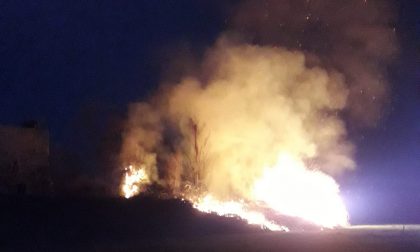 Incendio a Capriolo nella zona del Porto