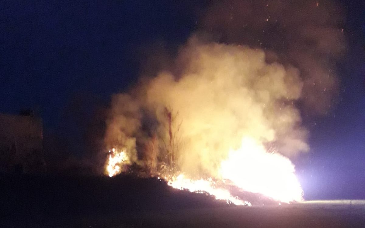 Incendio a Capriolo nella zona del Porto