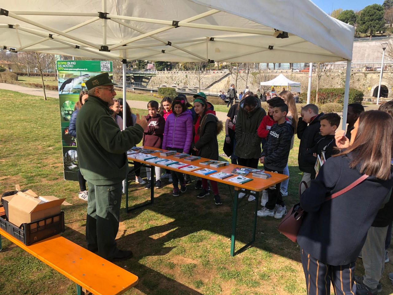 I ragazzi di Palazzolo sulle rive dell’Oglio per celebrare la primavera