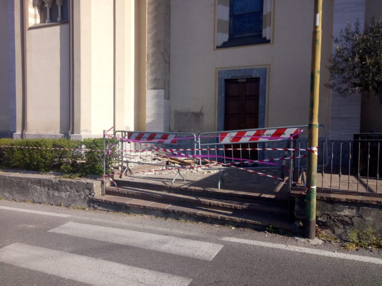 Cade travertino dalla chiesa del Sacro Cuore di Palazzolo GALLERY