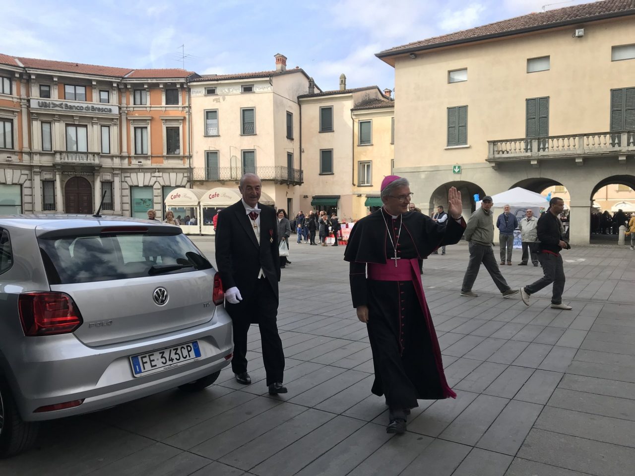 Vescovo Pierantonio Tremolada in visita a Chiari