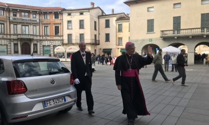 Vescovo Pierantonio Tremolada in visita a Chiari