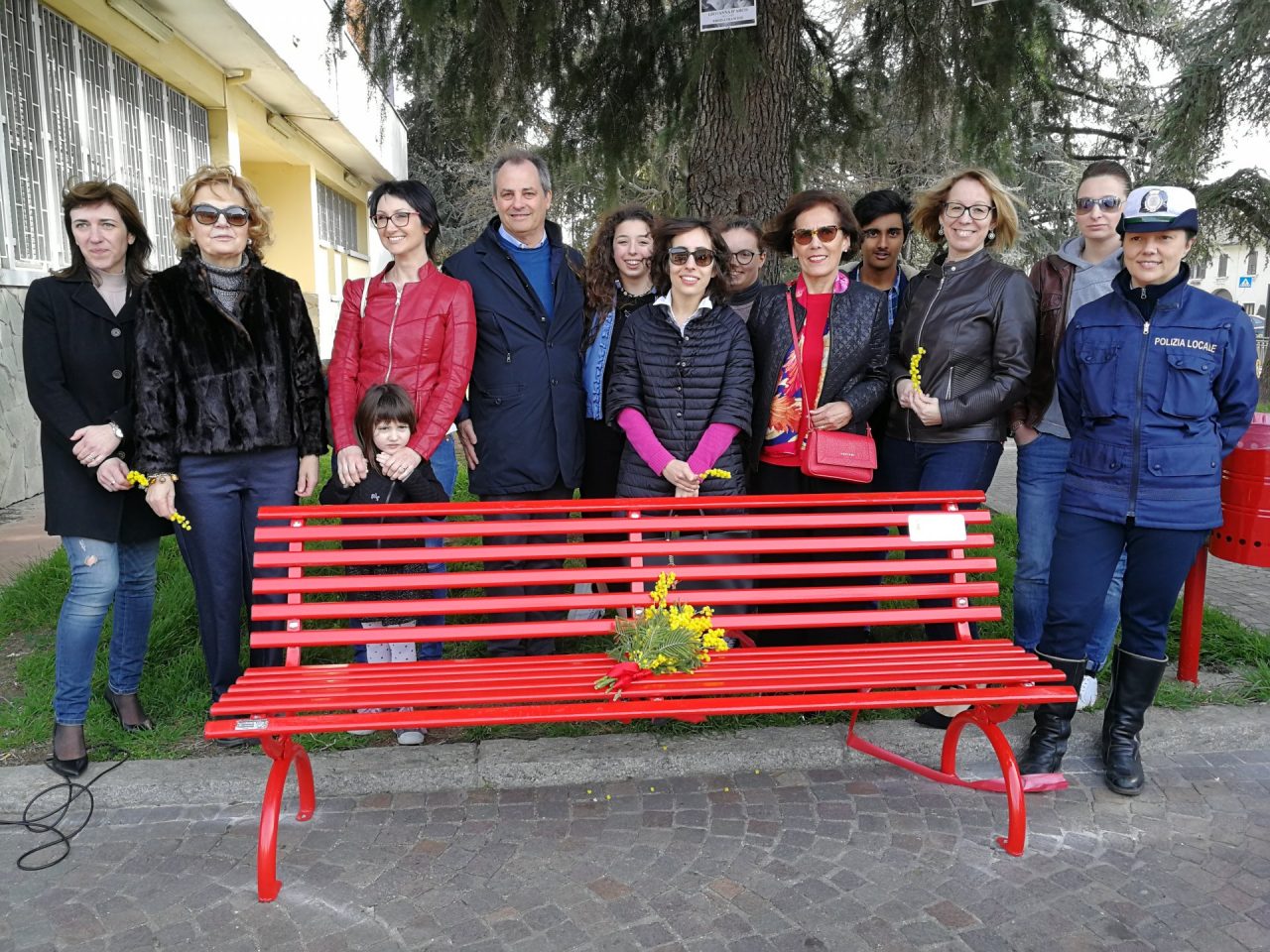 Panchina rossa in piazza Garibaldi a Quinzano d’Oglio