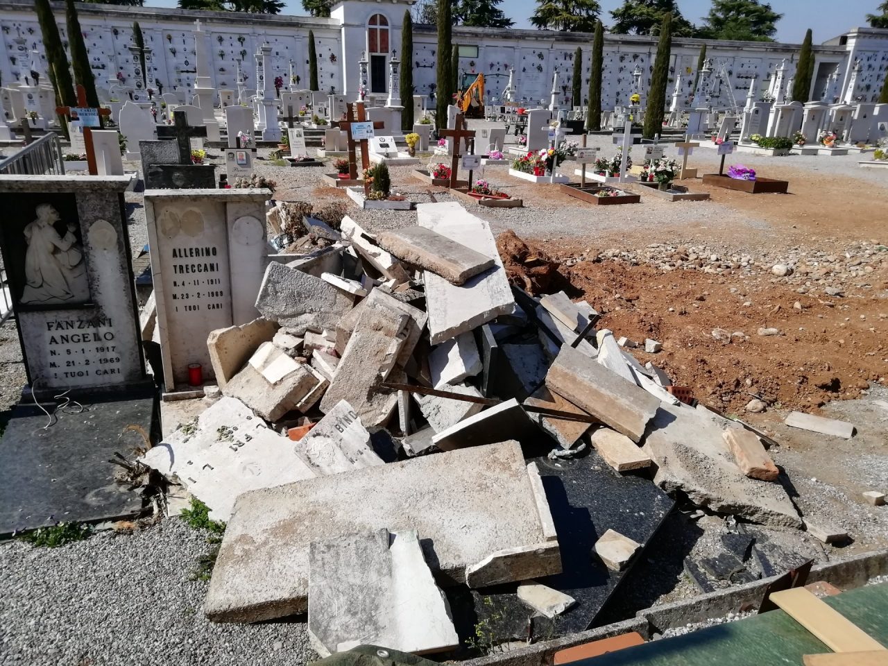 Resti di lapidi e scarti edili abbandonati al cimitero di Ghedi