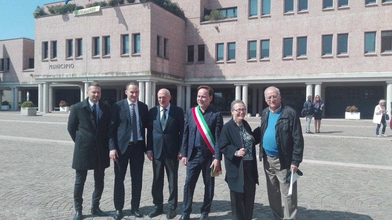 La piazza dedicata al senatore Mario Pedini