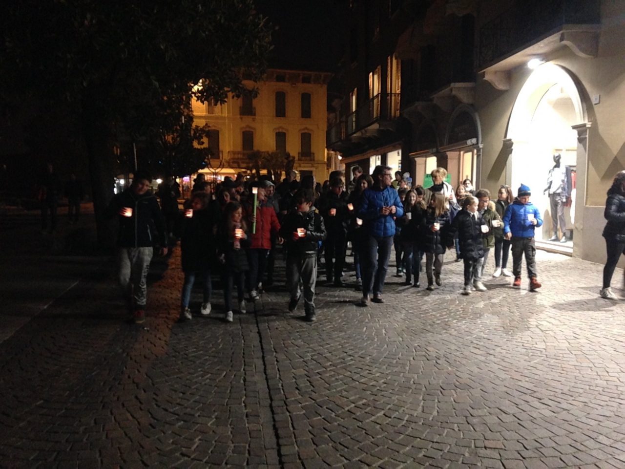 M’illumino di meno. I ragazzi del Ccr di Salò sfilano sul lungolago