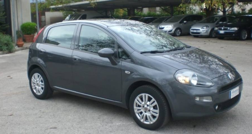 Rubano l’auto davanti casa, si cerca una Punto grigia