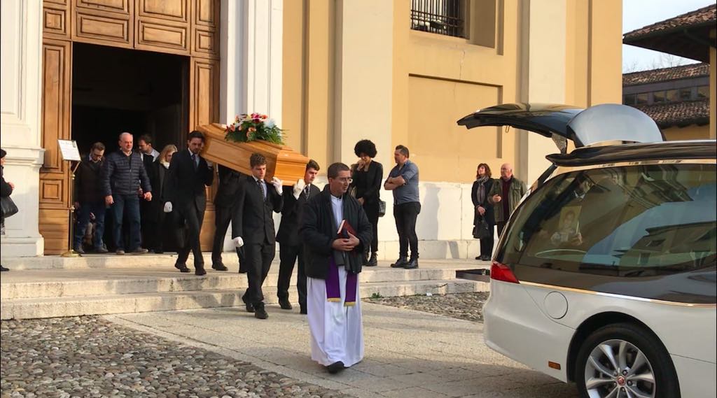 In centinaia per l’ultimo saluto alla maestra Laura