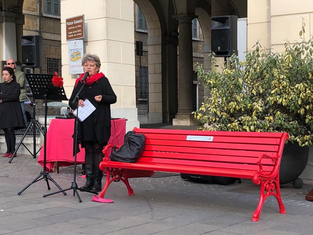 Asola ora ha la sua panchina rossa