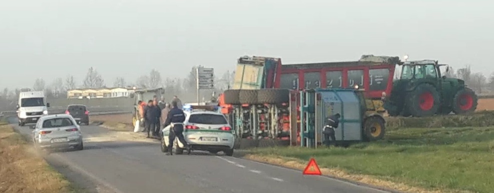 Trasporto fanghi, ennesimo ribaltamento a Calcinatello
