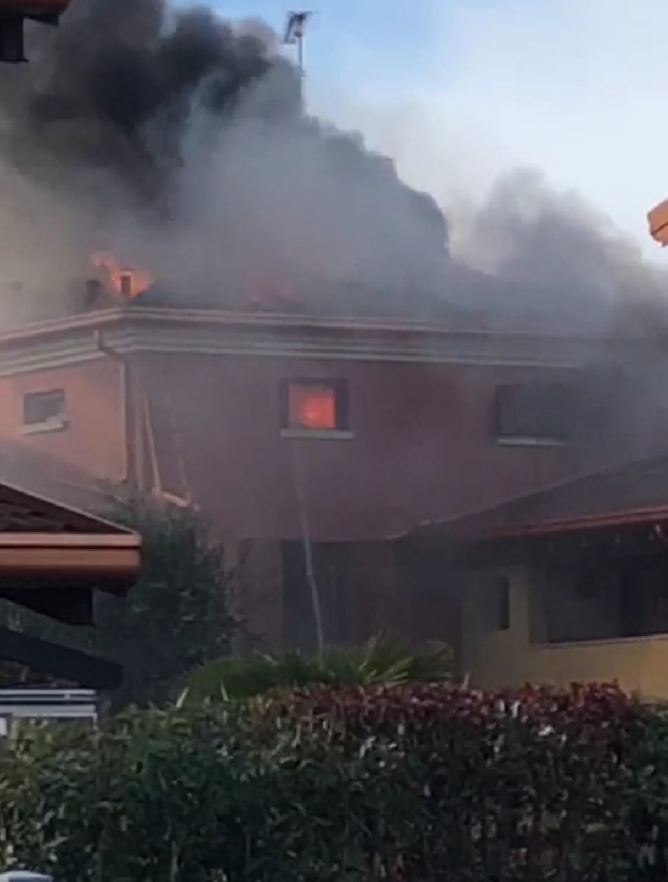 Incendio a Castiglione brucia una casa