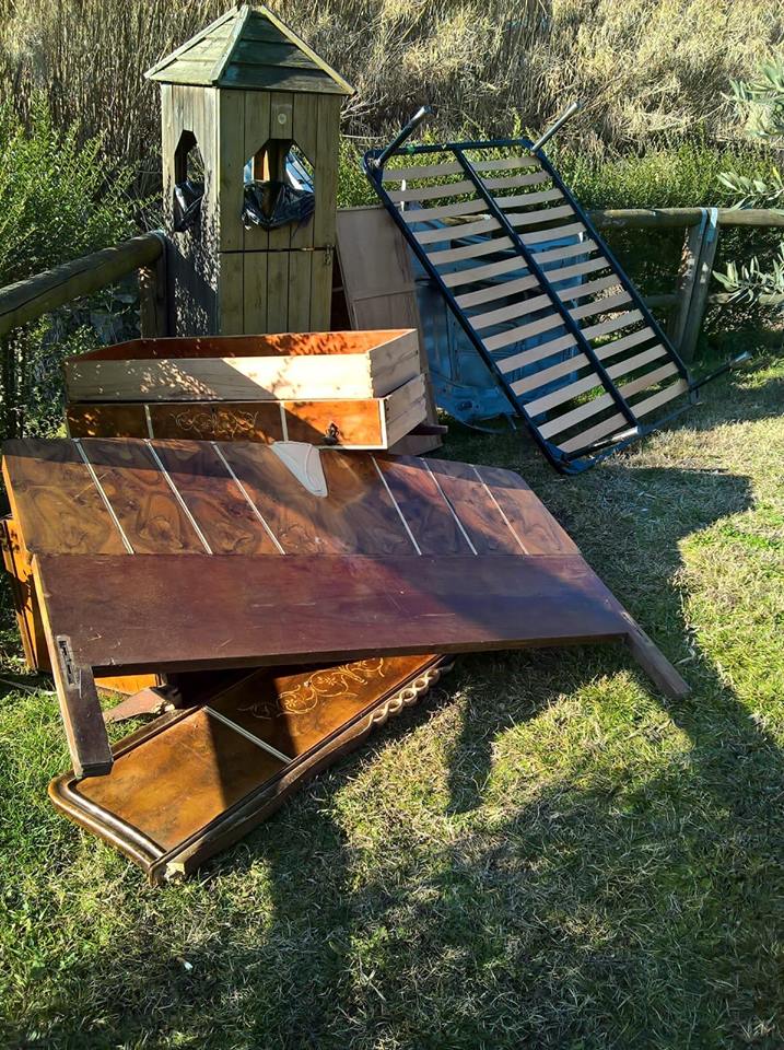 Scambia il parco giochi di Salò per una discarica