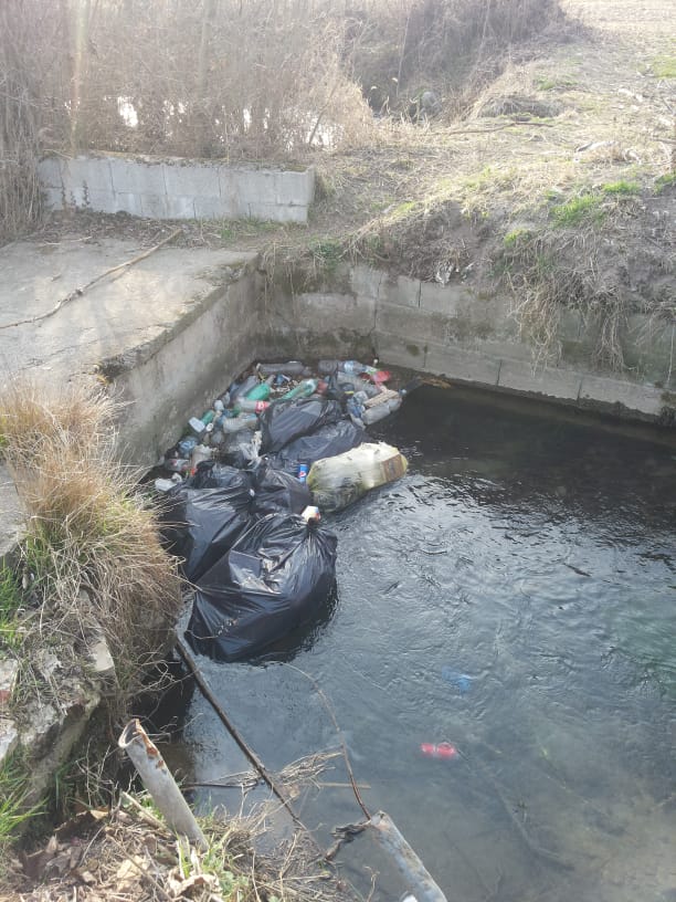 Sporco nelle rogge a Pompiano: “E’ una vergogna”