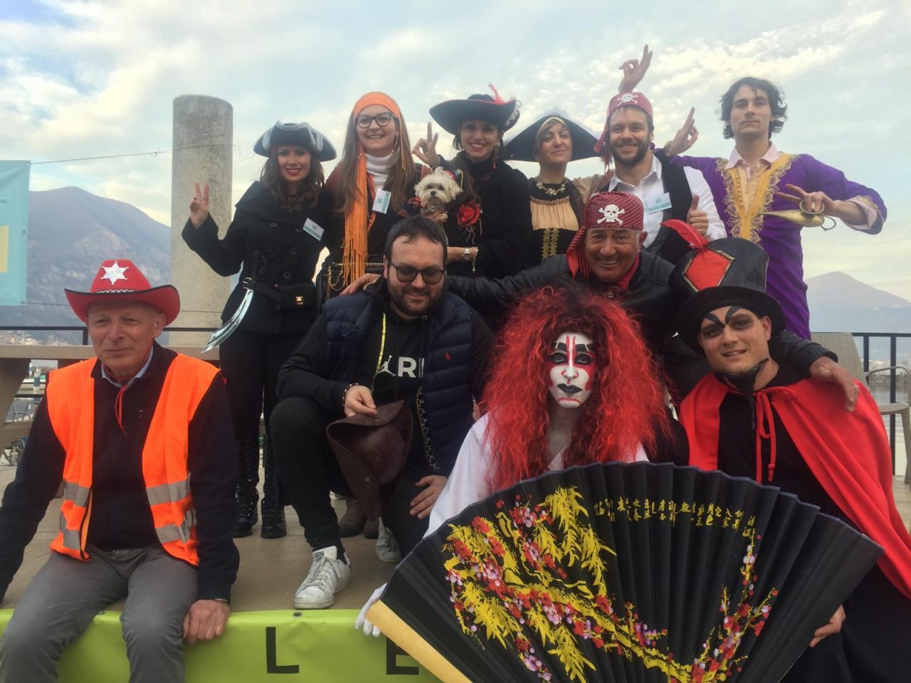 Maschere e carri protagonisti del lungolago a Clusane