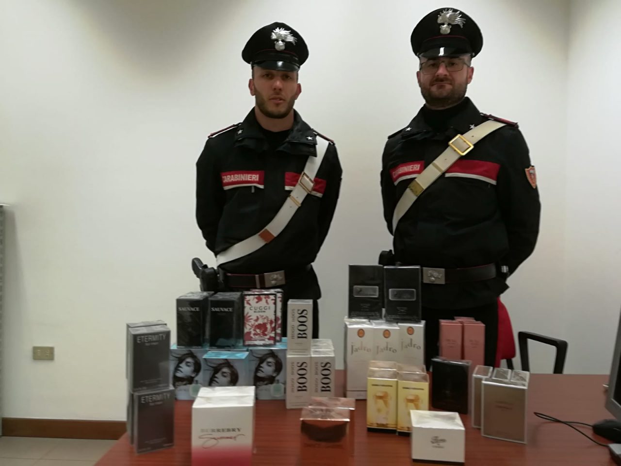 Vendeva profumi contraffatti a Peschiera denunciato un napoletano