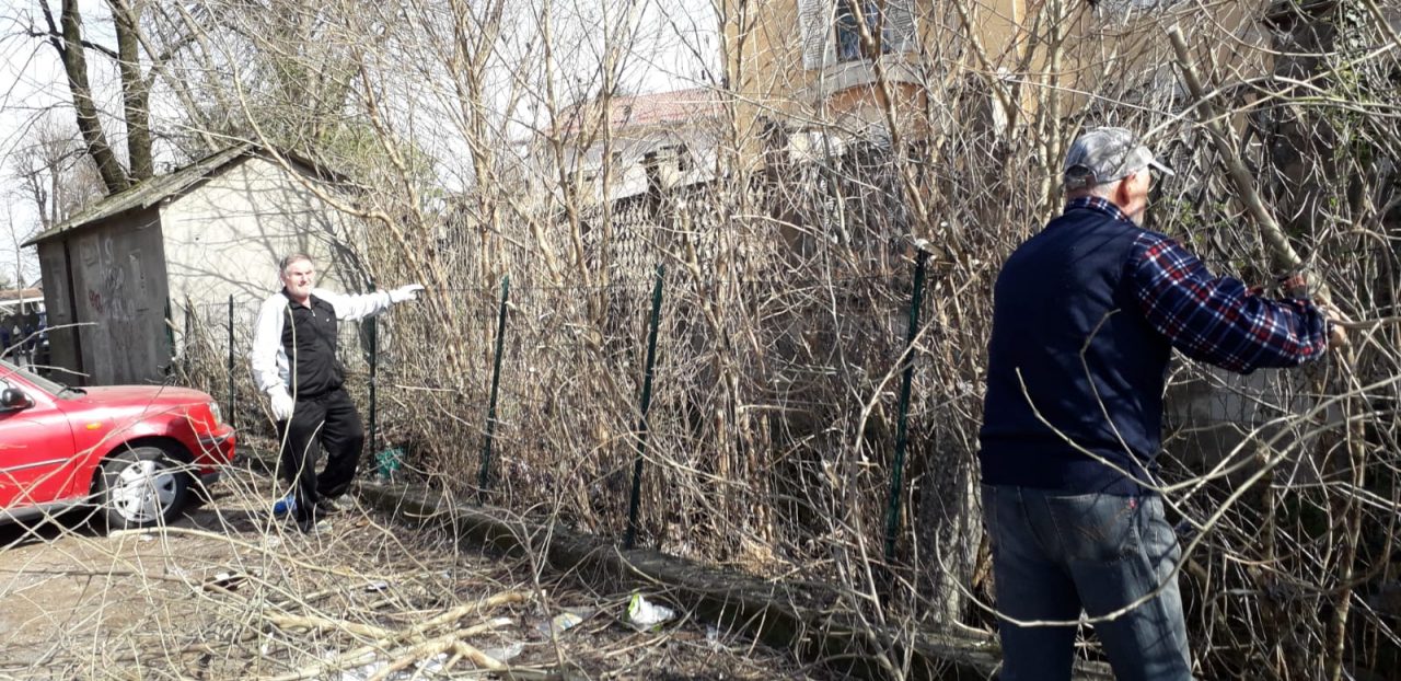 Gli alpini di Manerbio all’opera per ripulire la stazione