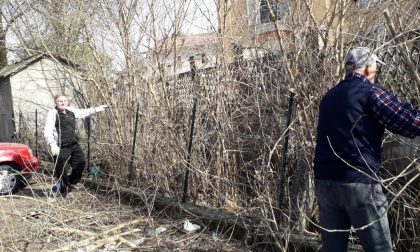 Gli alpini di Manerbio all’opera per ripulire la stazione