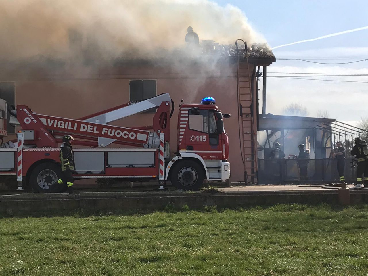 Pauroso incendio a Chiari, in fiamme un cascinale I VIDEO